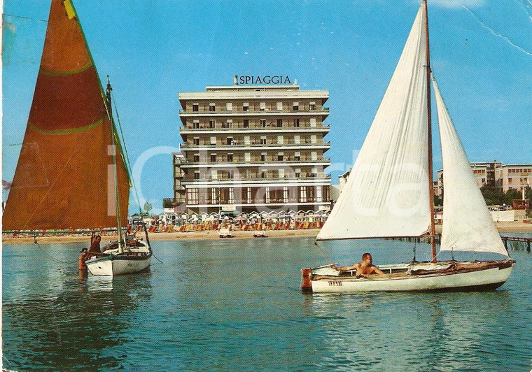 1968 PESARO In barca a vela davanti all'Hotel SPIAGGIA Vintage *DANNEGGIATA