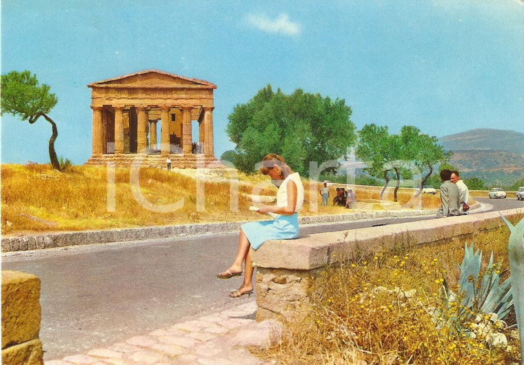 1970 AGRIGENTO Ragazza legge guida al Tempio della Concordia *Cartolina FG VG