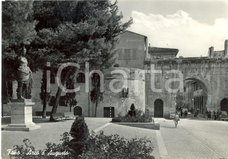 1955 ca FANO (PU) Primo piano dell'arco d'AUGUSTO con passanti *ANIMATA FG VG