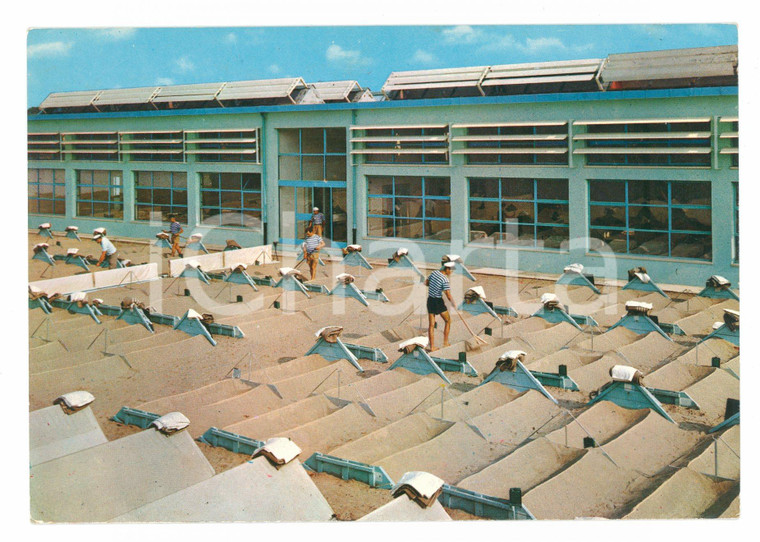 1970 Grado. Stabilimento sabbiature con lavoranti