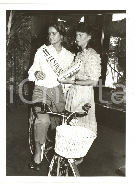 1985 ca VENEZIA Dorina VACCARONI riceve la fascia di Lady Festival *Foto 18x24