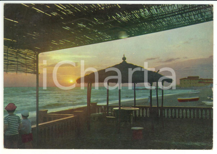 1970 ca CECINA (LI) Bambini al tramonto sulla spiaggia *Cartolina VINTAGE FG VG