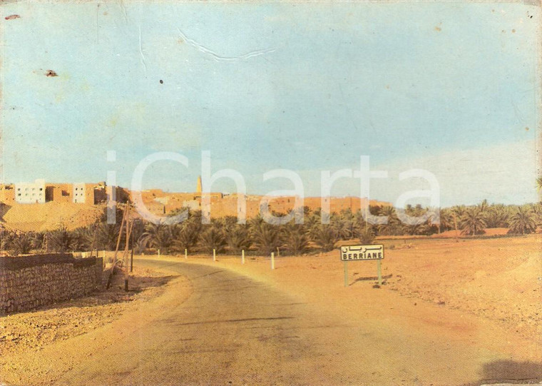 1975 BERRIANE (Algerie) La cittadina dalla strada nel deserto *Cartolina FG VG