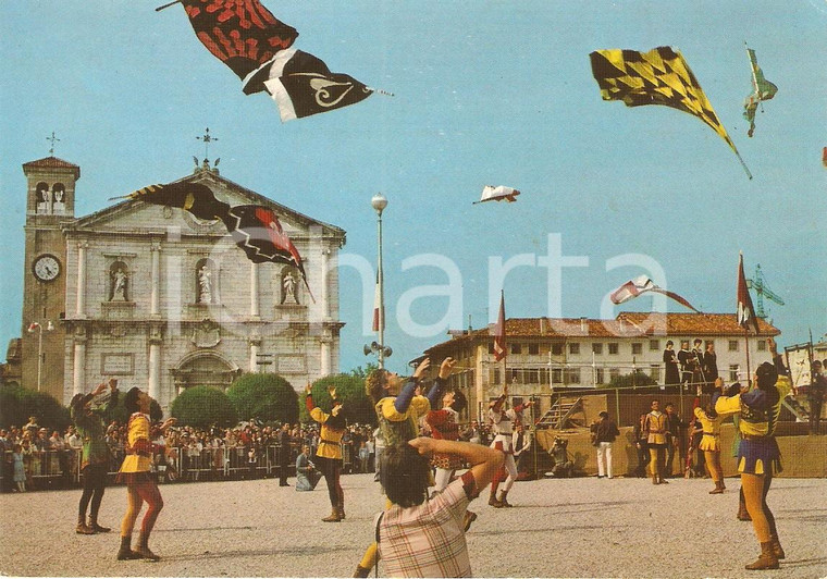 1970 ca PALMANOVA (UD) Sbandieratori in PIAZZA GRANDE Rievocazione storica FG NV