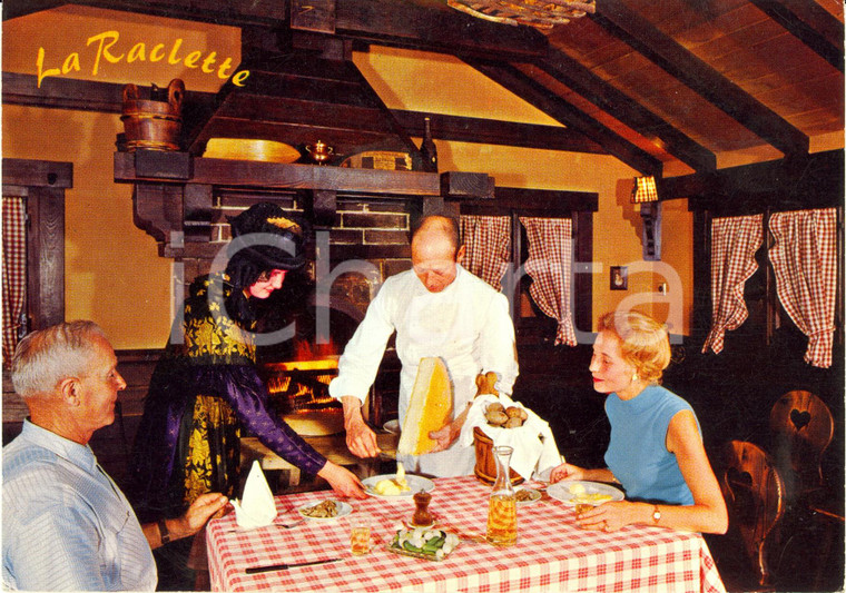 1965 ca CANTON VALLESE (SVIZZERA) Chef prepara LA RACLETTE Specialità locale *FG
