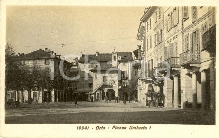 1930 ca ORTA SAN GIULIO (NO) Piazza UMBERTO I con passanti *Cartolina FP NV