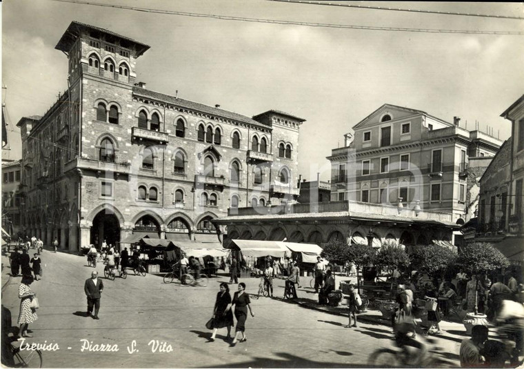 1953 TREVISO Passanti e biciclette in Piazza SAN VITO *Cartolina FG VG