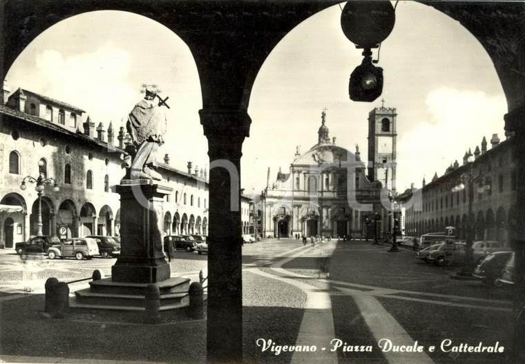 1958 VIGEVANO (PV) Piazza DUCALE con auto parcheggiate e cattedrale *Cartolina