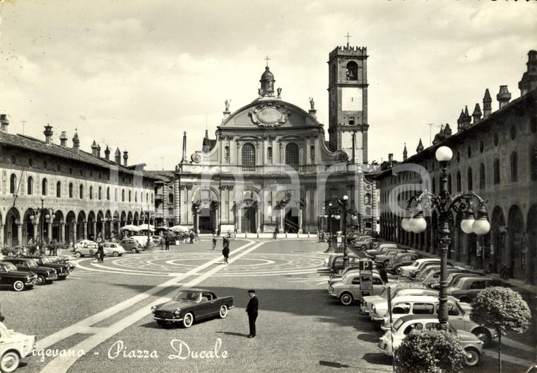 1960 VIGEVANO (PV) Veduta di Piazza DUCALE *Cartolina ANIMATA con auto FG VG