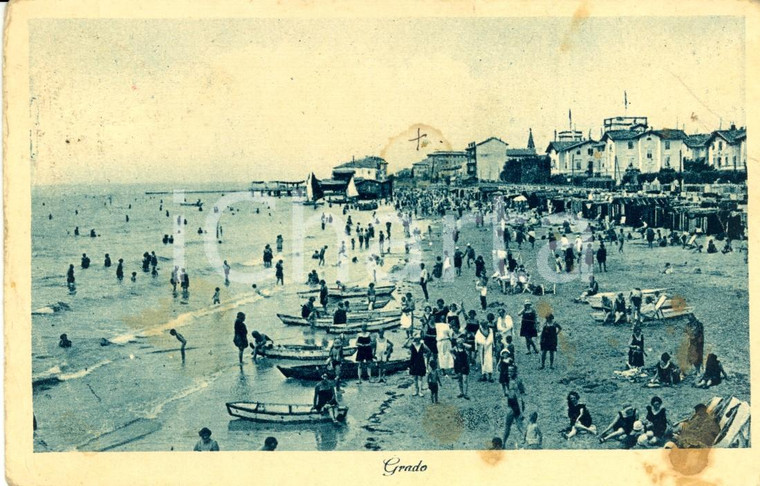 1938 GRADO (GO) Bagnanti con barche in secca sulla spiaggia *Cartolina FP VG
