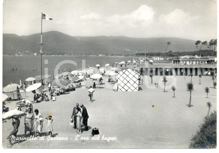 1958 MARINELLA DI SARZANA (SP) Bagnanti in spiaggia *Cartolina ANIMATA FG VG