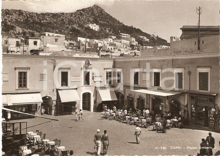 1955 CAPRI (NA) Turisti in Piazza UMBERTO I *Cartolina FG VG