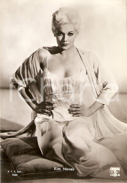 1957 JEANNE EAGLES Kim NOVAK wears nightgown in the movie *Cartolina FG NV