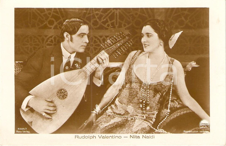 1925 ca CINEMA Rodolfo VALENTINO suona liuto a Nita NALDI *Cartolina FP NV