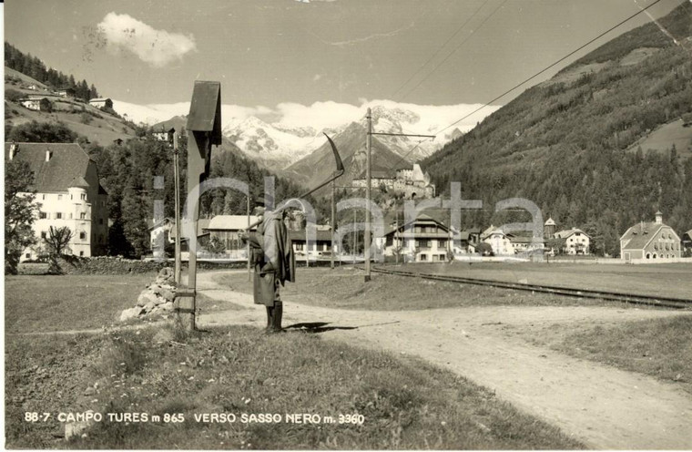 1956 CAMPO TURES (BZ) Montanaro con falce e panorama SASSO NERO *Cartolina FP VG