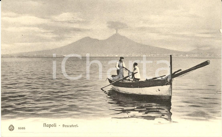 1920 ca NAPOLI Pescatori in barca nel golfo con il VESUVIO sullo sfondo *ANIMATA