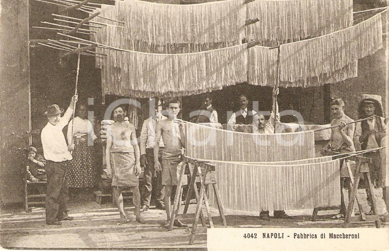 1920 ca NAPOLI Fabbrica di maccheroni Operai agli essiccatoi per pasta Cartolina