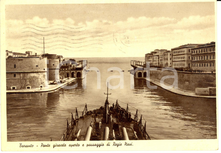 1935 TARANTO Ponte girevole aperto e passaggio di Regie Navi *Cartolina FG VG