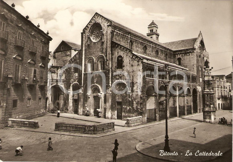 1950 circa BITONTO (BA) Bambini giocano davanti alla CATTEDRALE *Cartolina FG VG