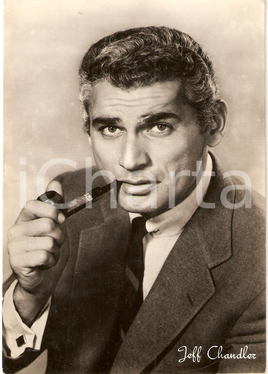 1950 circa JEFF CHANDLER SMOKES A PIPE Fotografia seriale UNIVERSAL FG NV