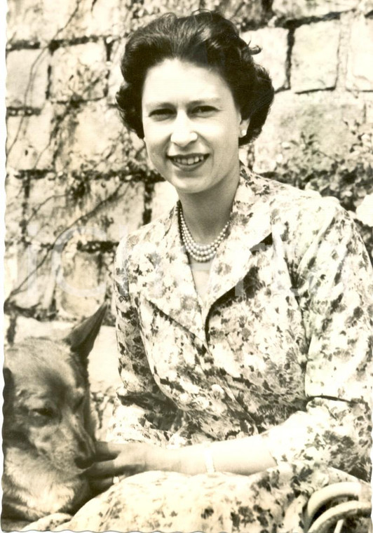 1960 ca WINDSOR (UK) Queen ELIZABETH II in the gardens at the Castle *Postcard