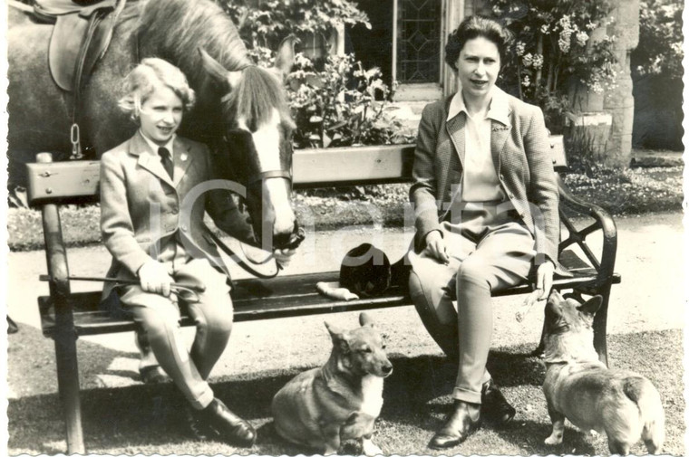 1960 ca WINDSOR (ENGLAND) Queen ELIZABETH with Princess ANNE at FROGMORE House