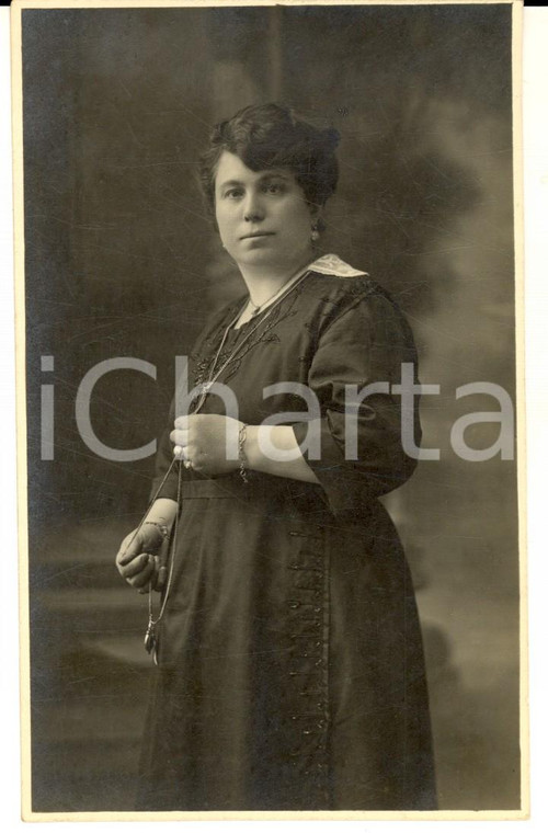 1920 ca MILANO Ritratto di donna con lunga collana *Foto cartolina FARABOLA