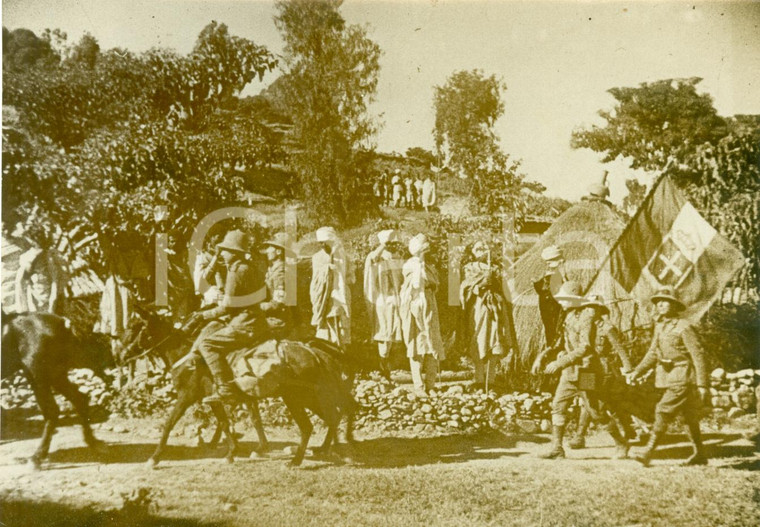 1935 AXUM (ETIOPIA) Truppe italiane entrano in città conquistata *Fotografia