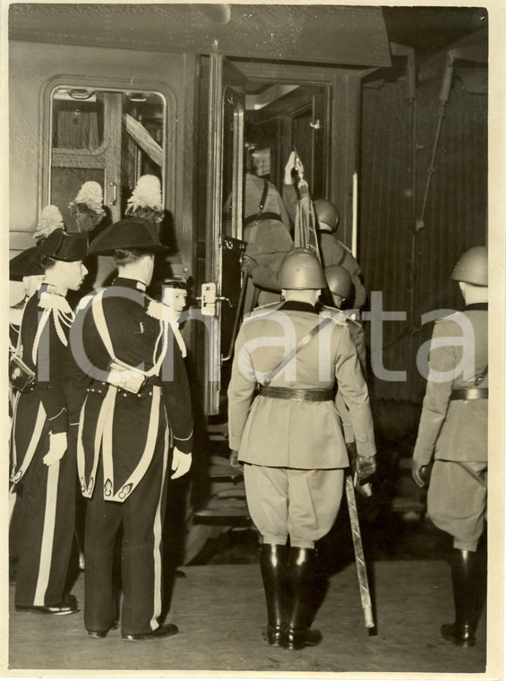 1937 MILANO Militari e bandiere partono in treno per rivista di ROMA *Fotografia