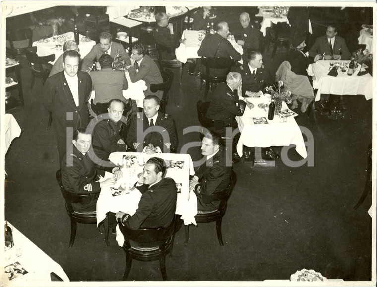 1935 ca GENOVA Giornalisti e ufficiali al pranzo offerto da Italo BALBO *Foto