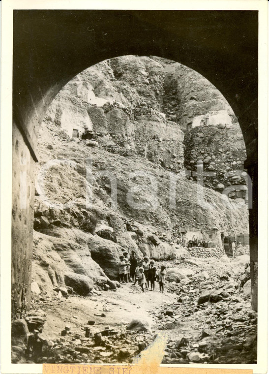 1939 LA PAZ (Bolivia) Indigeni vivono da primitivi nelle grotte *Fotografia