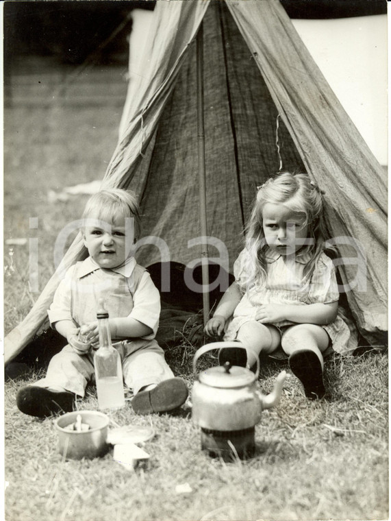 1939 LONDON HYDE PARK Children campers waiting the kettle to boil *Photograph