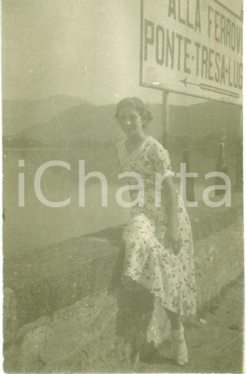 1935 ca PONTE TRESA (CH) Ragazza su ponte ferrovia per LUGANO *Foto 5 x 8 cm