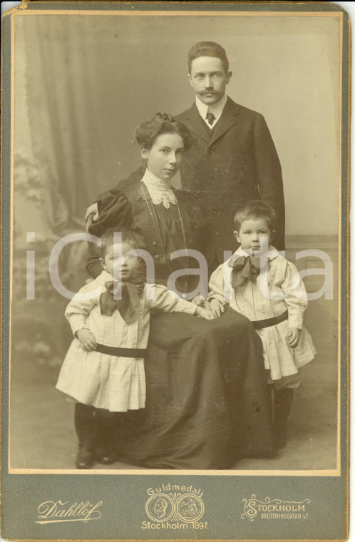 1900 ca STOCCOLMA (S) Ritratto di giovane coppia con due figli *Foto DAHLLOF