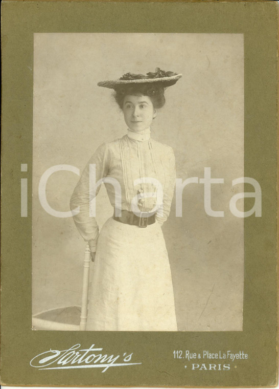 1900 ca PARIGI (F) Ritratto di donna in bianco con cappellino *Foto SARTONY