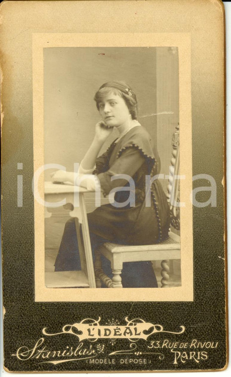 1915 ca PARIS Elegante donna seduta a un tavolo *Foto L'IDEAL STANISLAS