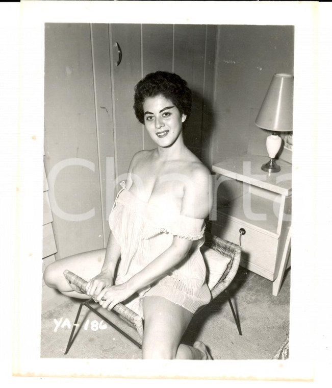 1965 ca USA - EROTICA VINTAGE Sexy woman riding a chair *PHOTO
