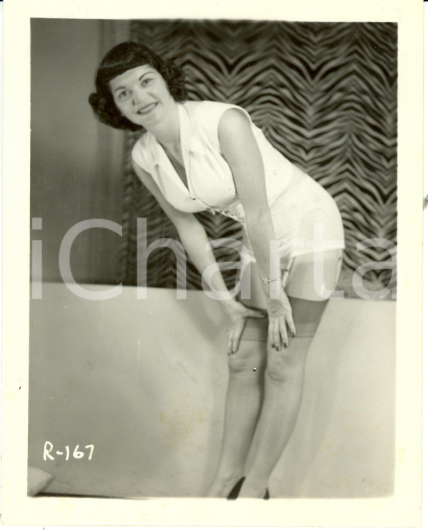 1965 ca USA - EROTICA VINTAGE Woman posing with nylon stockings *PHOTO