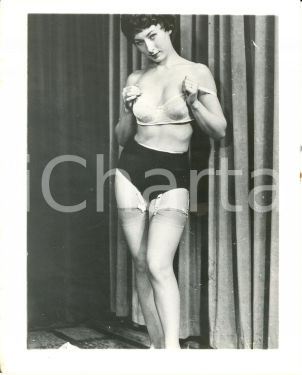 1965 ca USA - EROTICA VINTAGE Woman posing with sexy lingerie *PHOTO