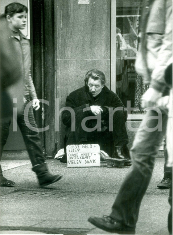 1980 ca KOBLENZ (DE) Un mendicante nella INNENSTADT *Fotografia