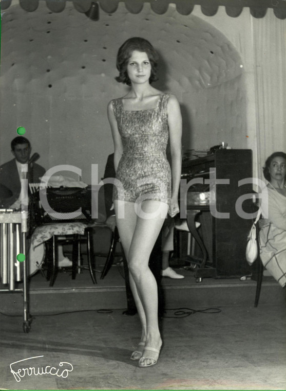 1960 ca MILANO STORIA DELLA MODA Modella sfila con costume intero Foto FERRUCCIO