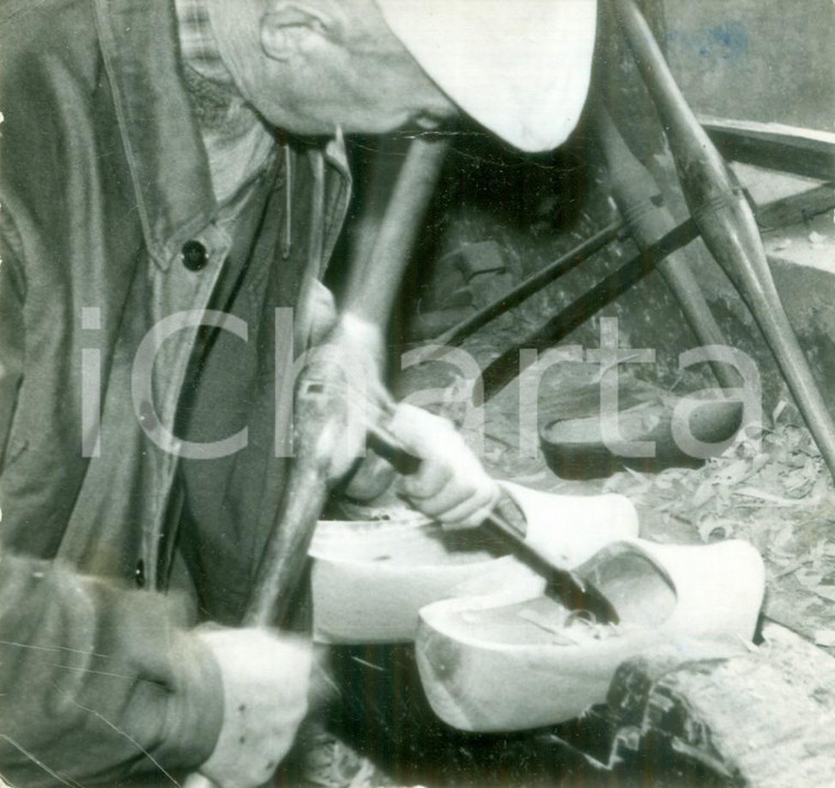 1980 ca FRANCIA ARTIGIANATO Calzolaio fabbrica zoccoli in legno *Fotografia
