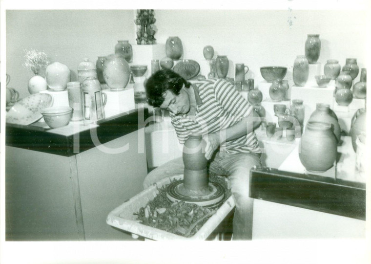 1983 STRASBOURG (F) ARTIGIANATO Un vasaio modella vaso al tornio *Fotografia