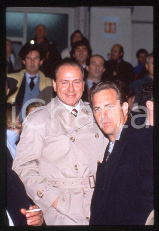 Silvio BERLUSCONI Kevin COSTNER - MILANO 1993 *35 mm vintage slide (1)