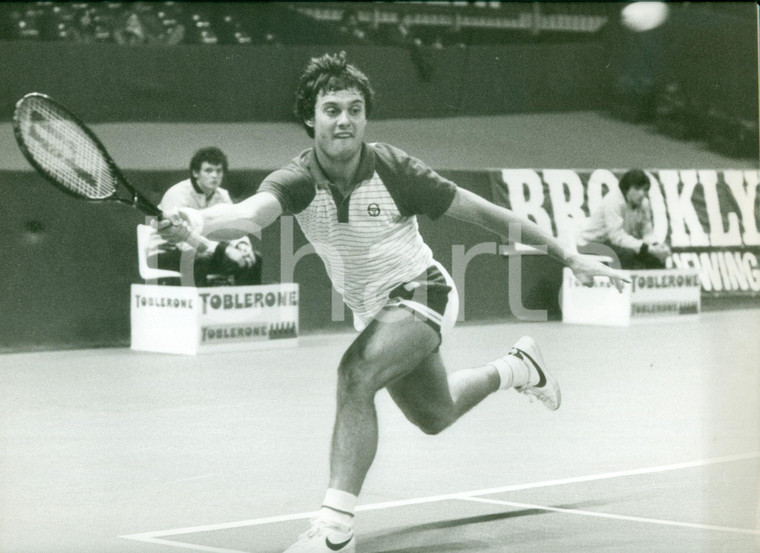 1980 ca STATI UNITI Tennis Gene MAYER durante un servizio Sponsor TOBLERONE Foto
