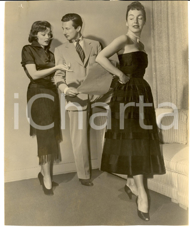 1950 ca PARIS Stilista Oleg CASSINI con la moglie Gene TIERNEY *Fotografia