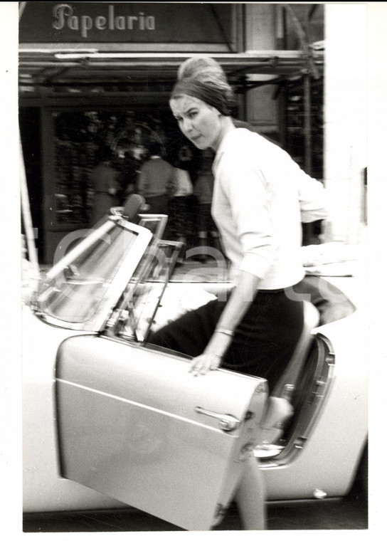 1960 ca SPAGNA Maria Gabriella di SAVOIA sale sulla sua auto *Fotografia