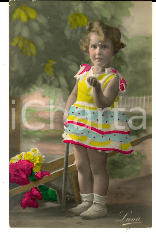 1910 ca Ritratto di bambina in giardino *Cartolina VINTAGE ritoccata a mano LUNA