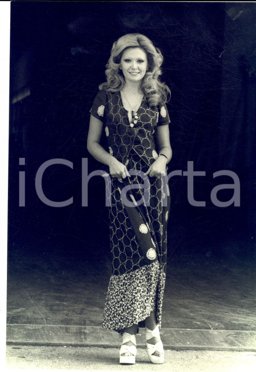 1970 ca MILANO MODA ESTATE Modella in abito lungo fantasia *Foto Gianni TATTI 