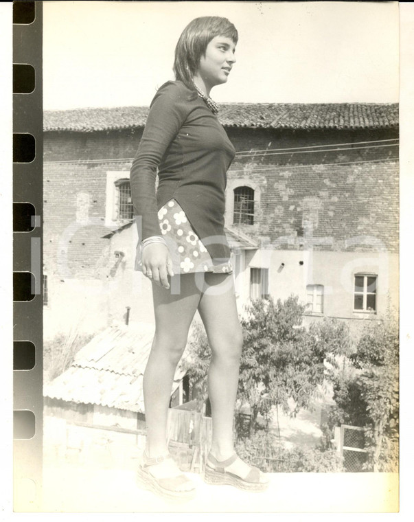 1970 ca LOMBARDIA MODA ESTATE Giovane modella sfila con shorts e zeppe *Foto